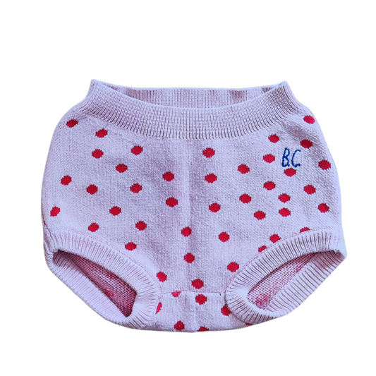 Pre-loved pink knitted culotte with red dots from the brand Bobo Choses. Made of 70% organic cotton 30% polyamide, with elasticated waistband.